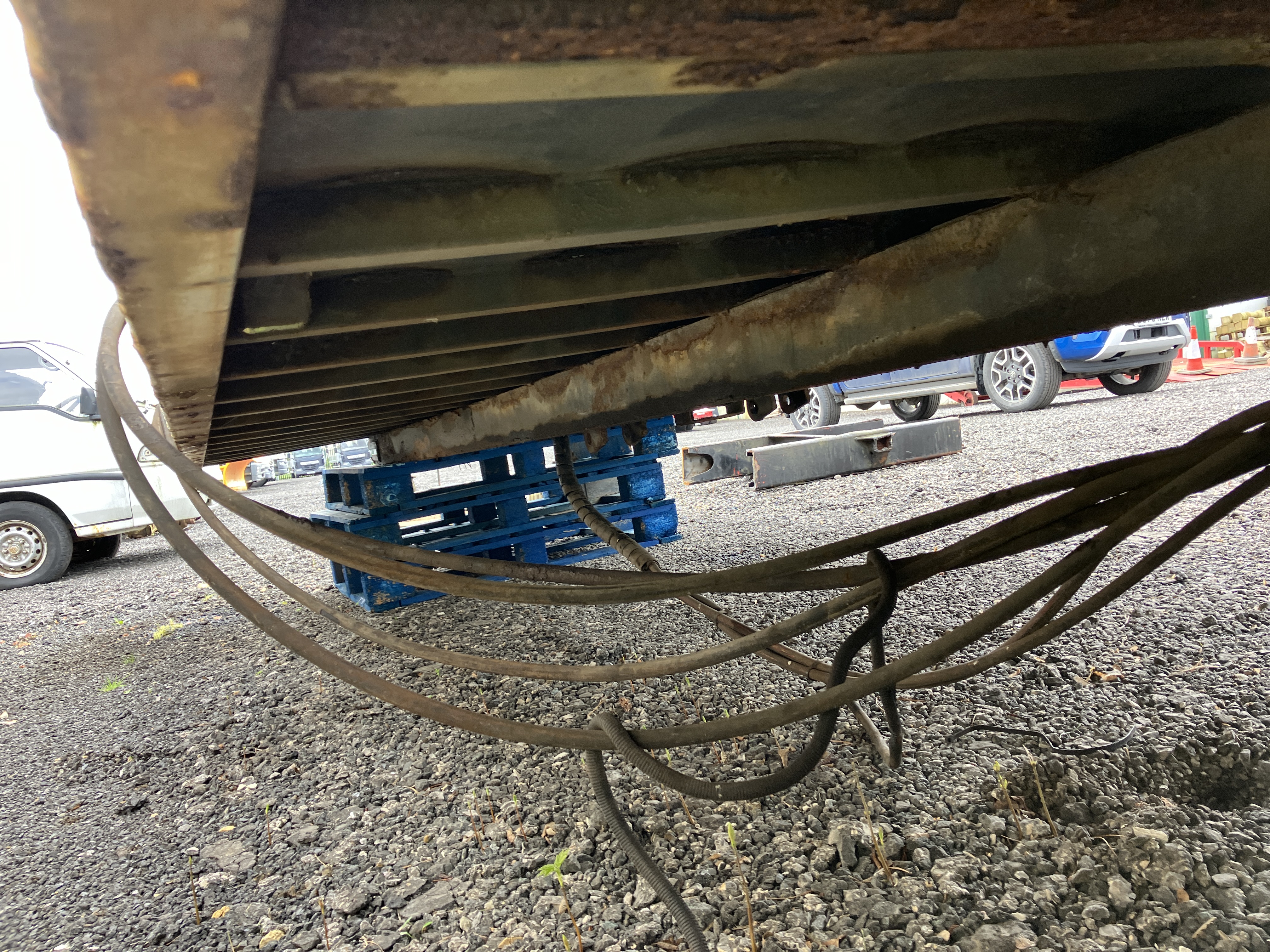 Slide and tilt body with speck lift