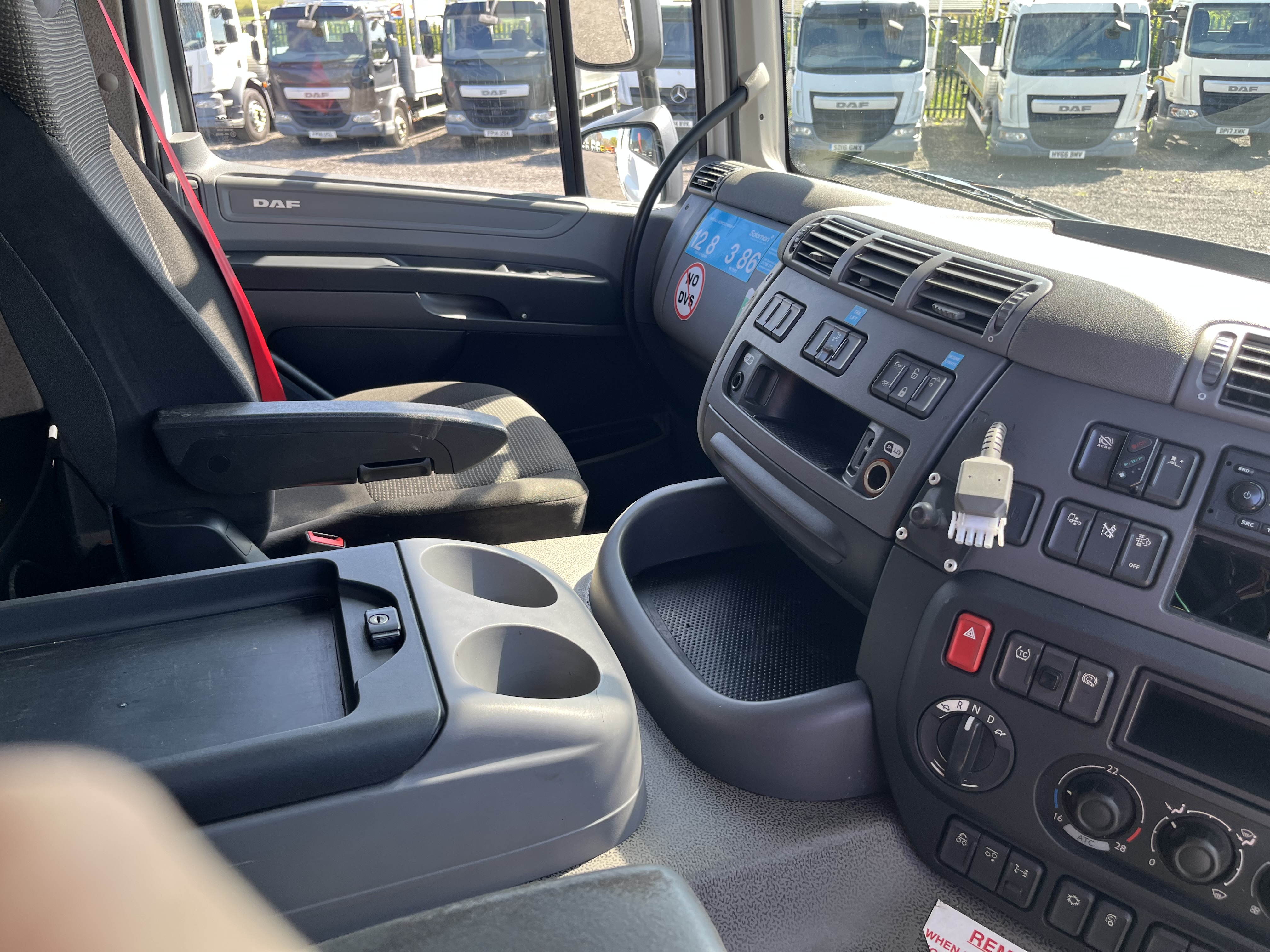 2017 DAF CF 85.330 6x2 chassis cab