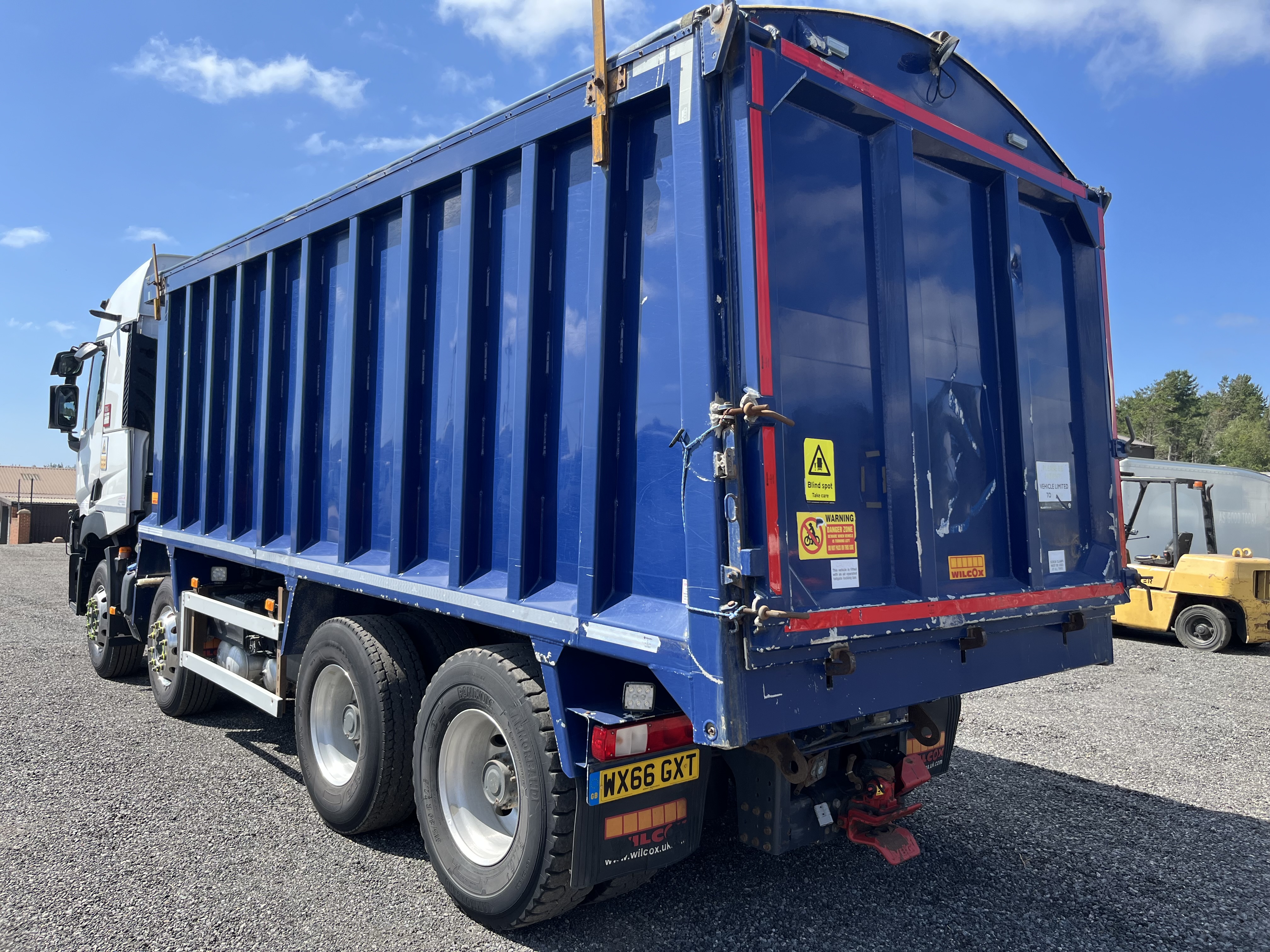 2017 RENAULT C460 8x4 Alloy bulk tipper