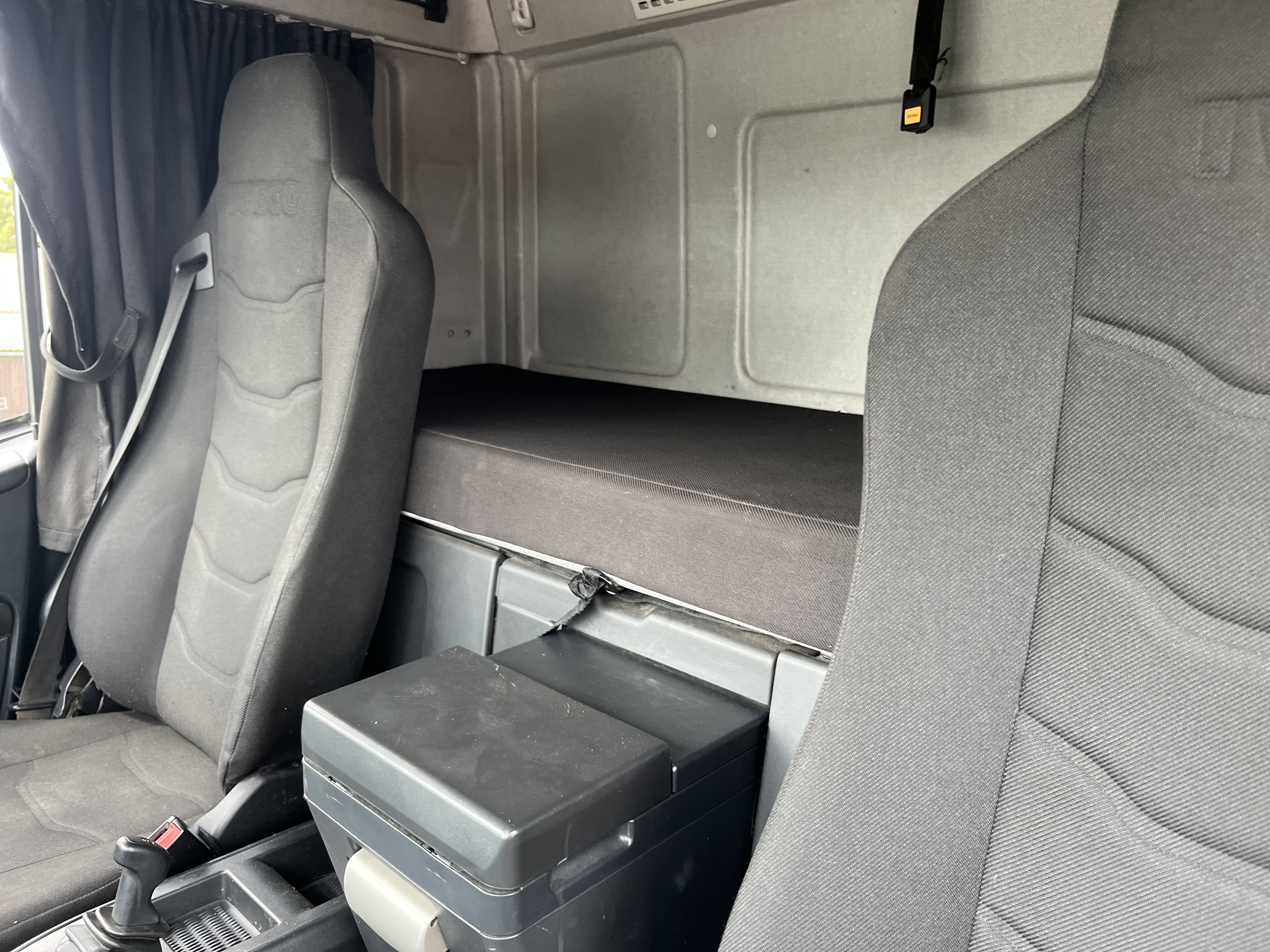 2016 IVECO EUROCARGO 140-210 14 ton box