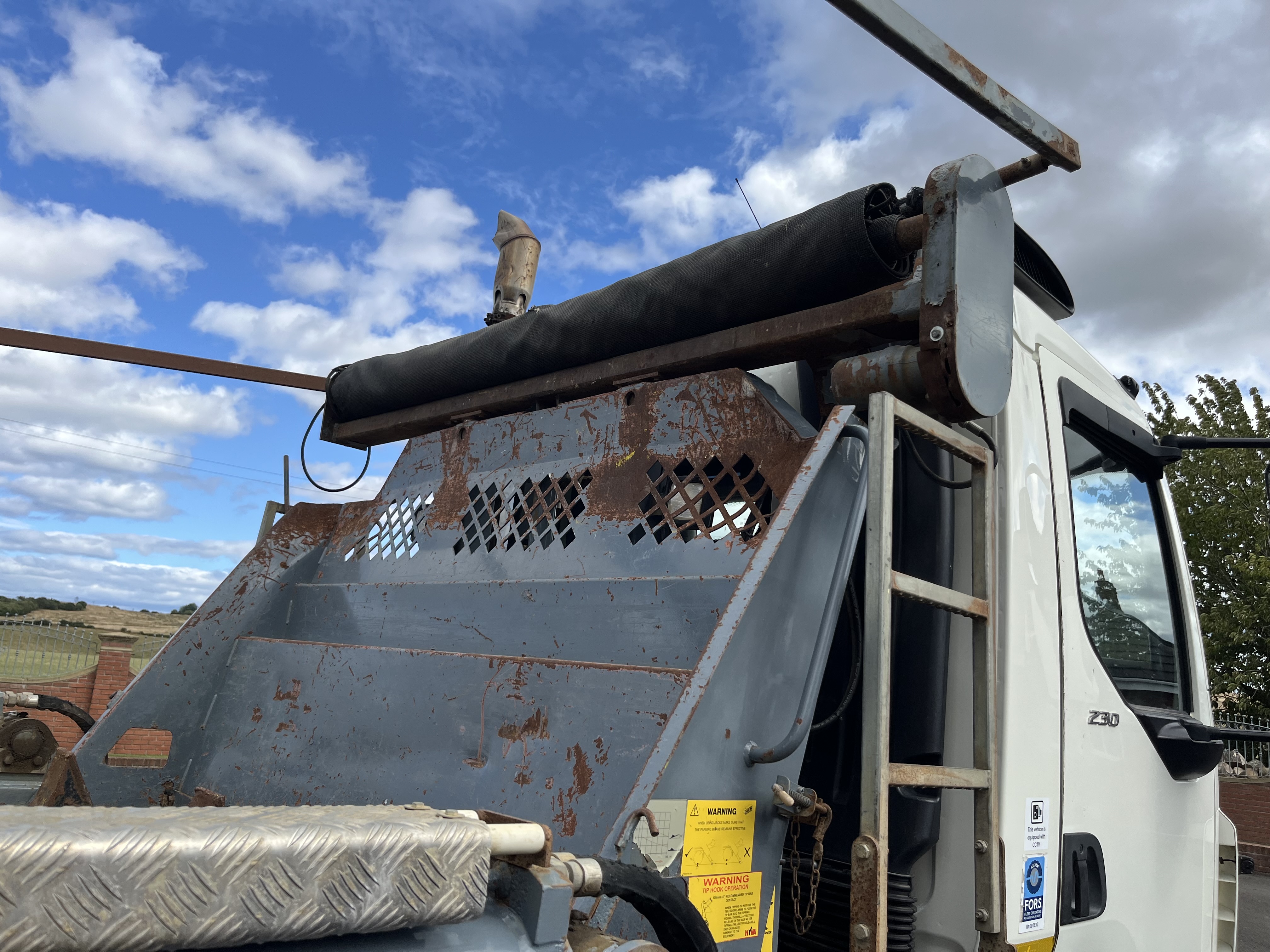 2017 DAF LF 55.230 18 TON SKIP LOADER HYVA BODY 