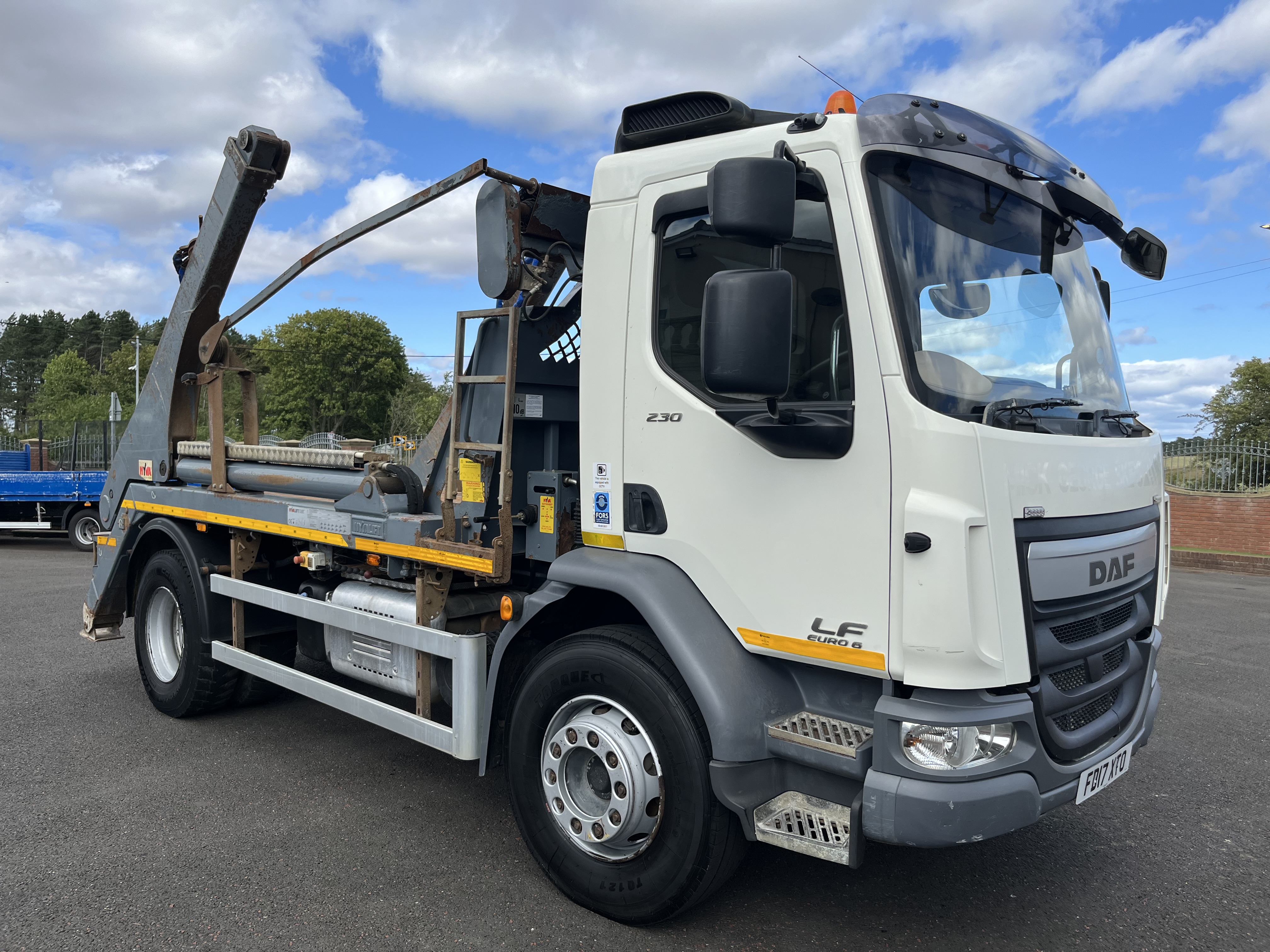 2017 DAF LF 55.230 18 TON SKIP LOADER HYVA BODY 