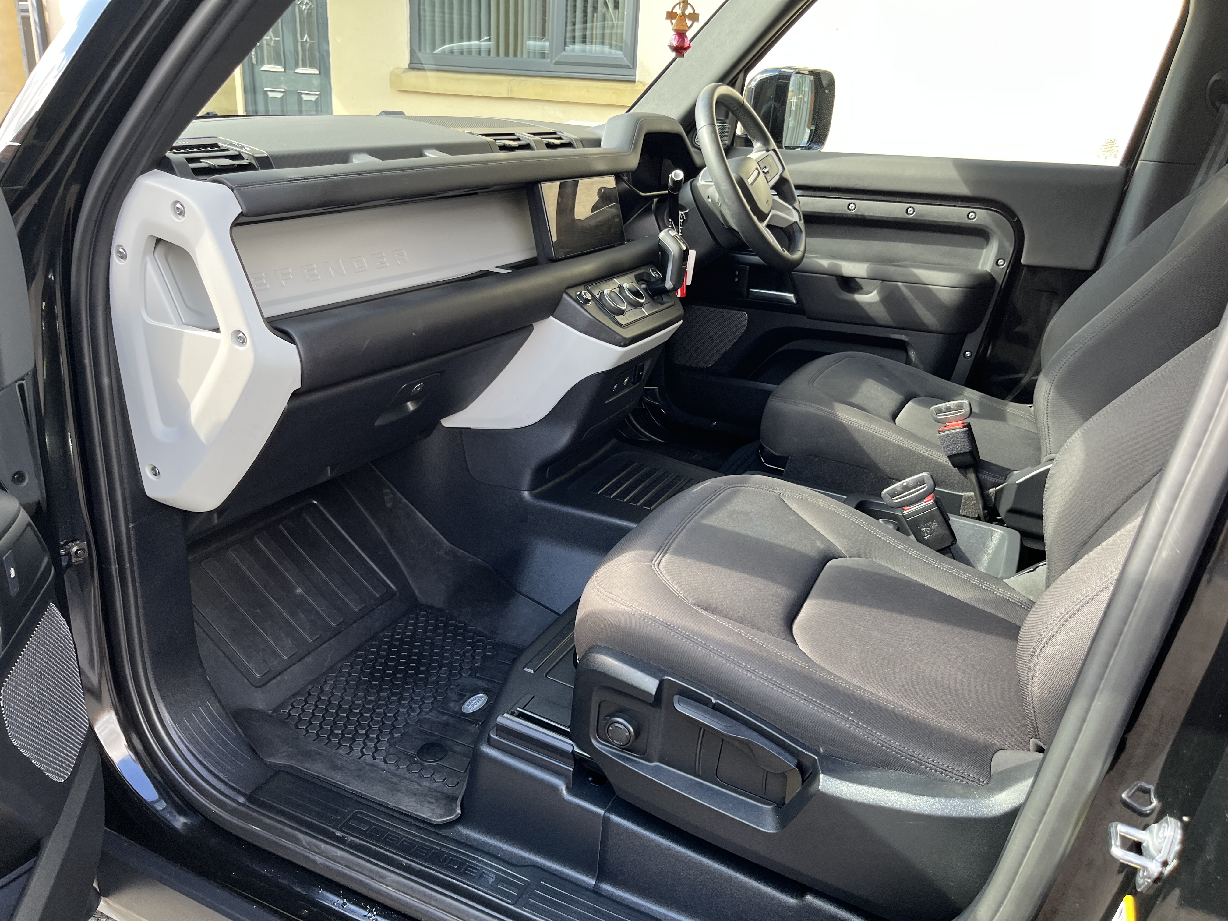 2024 LANDROVER DEFENDER 90 HARDTOP COMMERCIAL WITH REAR SEATS