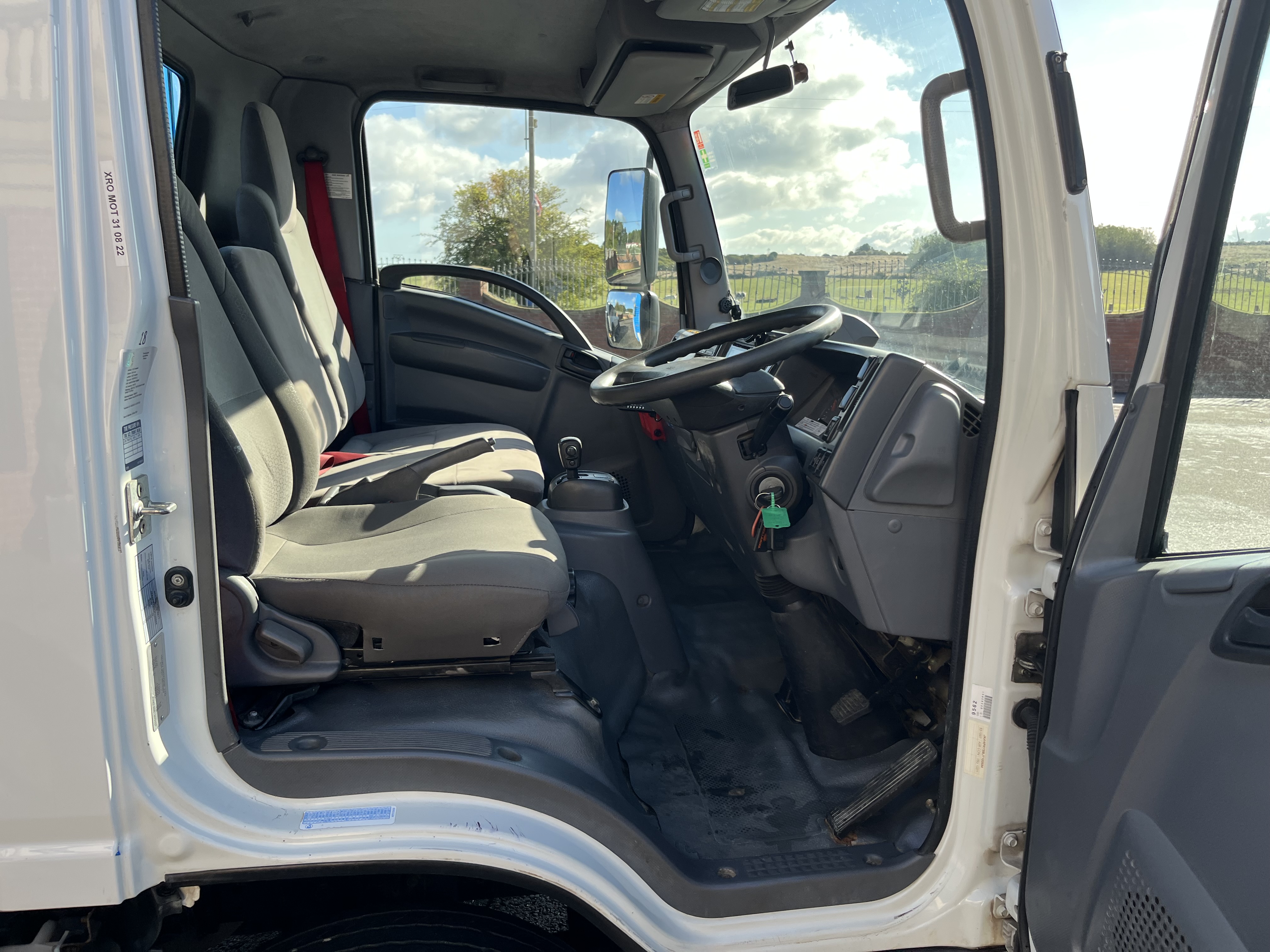 2019 ISUZU 7.5 ton drop side with tail lift 