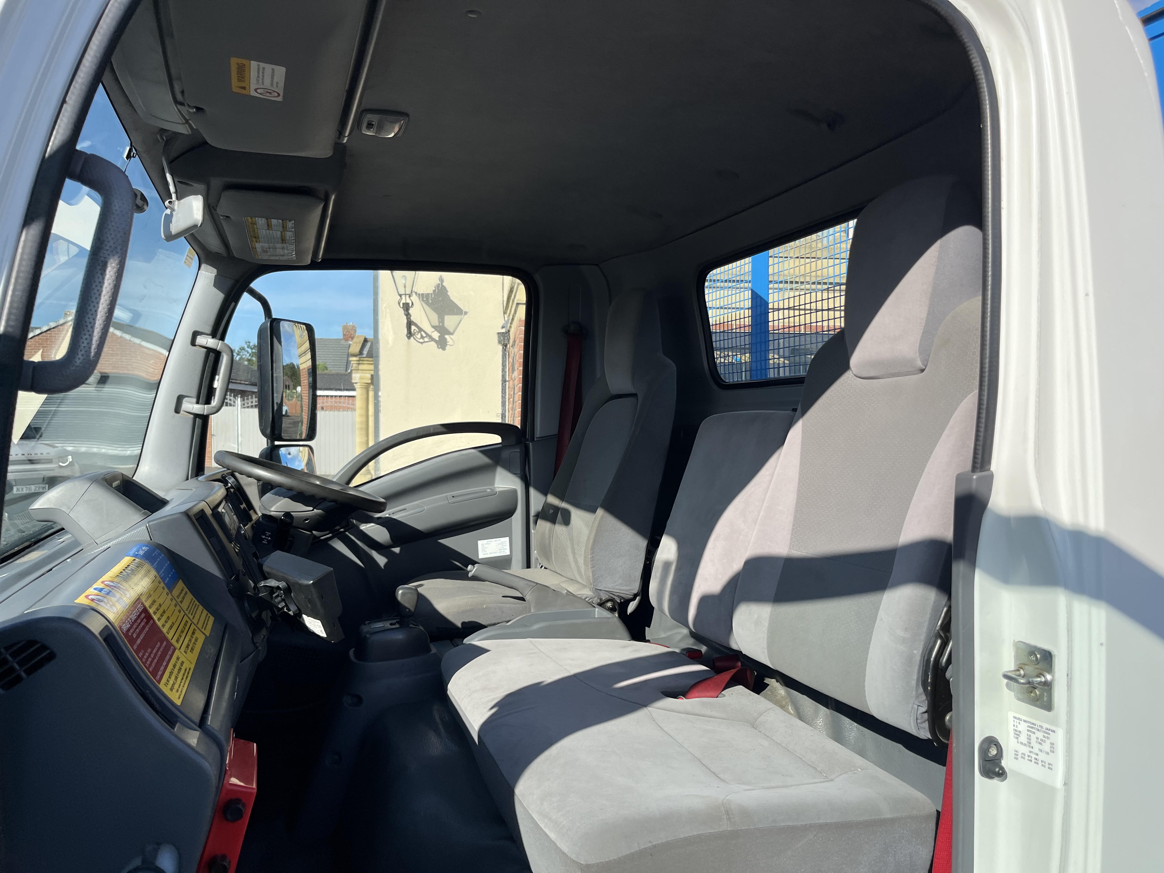 2019 ISUZU 7.5 ton drop side with tail lift 