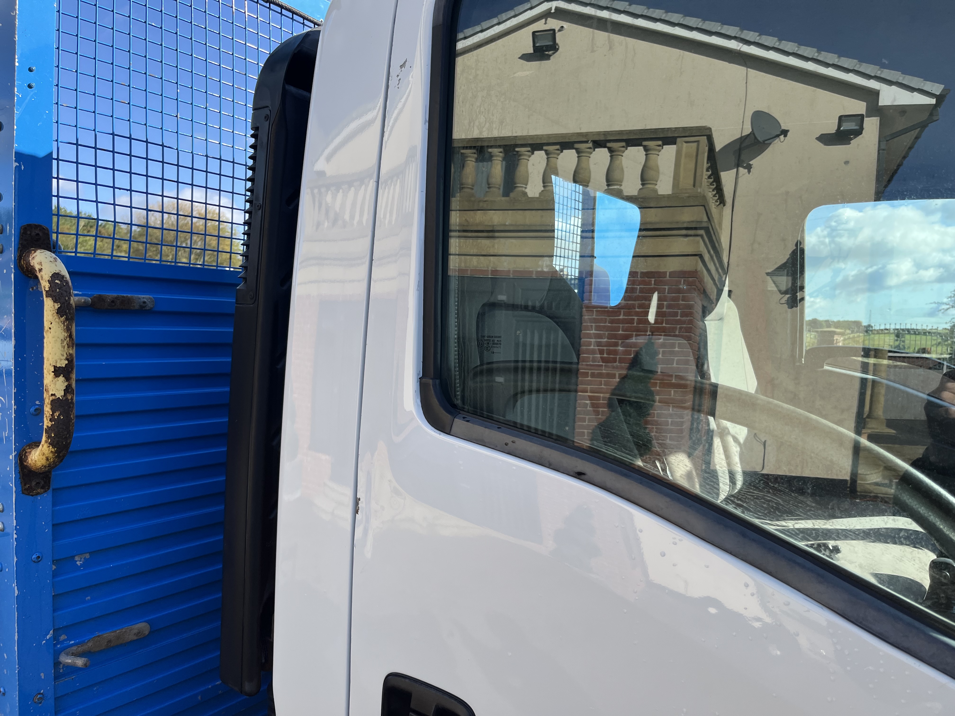 2019 ISUZU 7.5 ton drop side with tail lift 