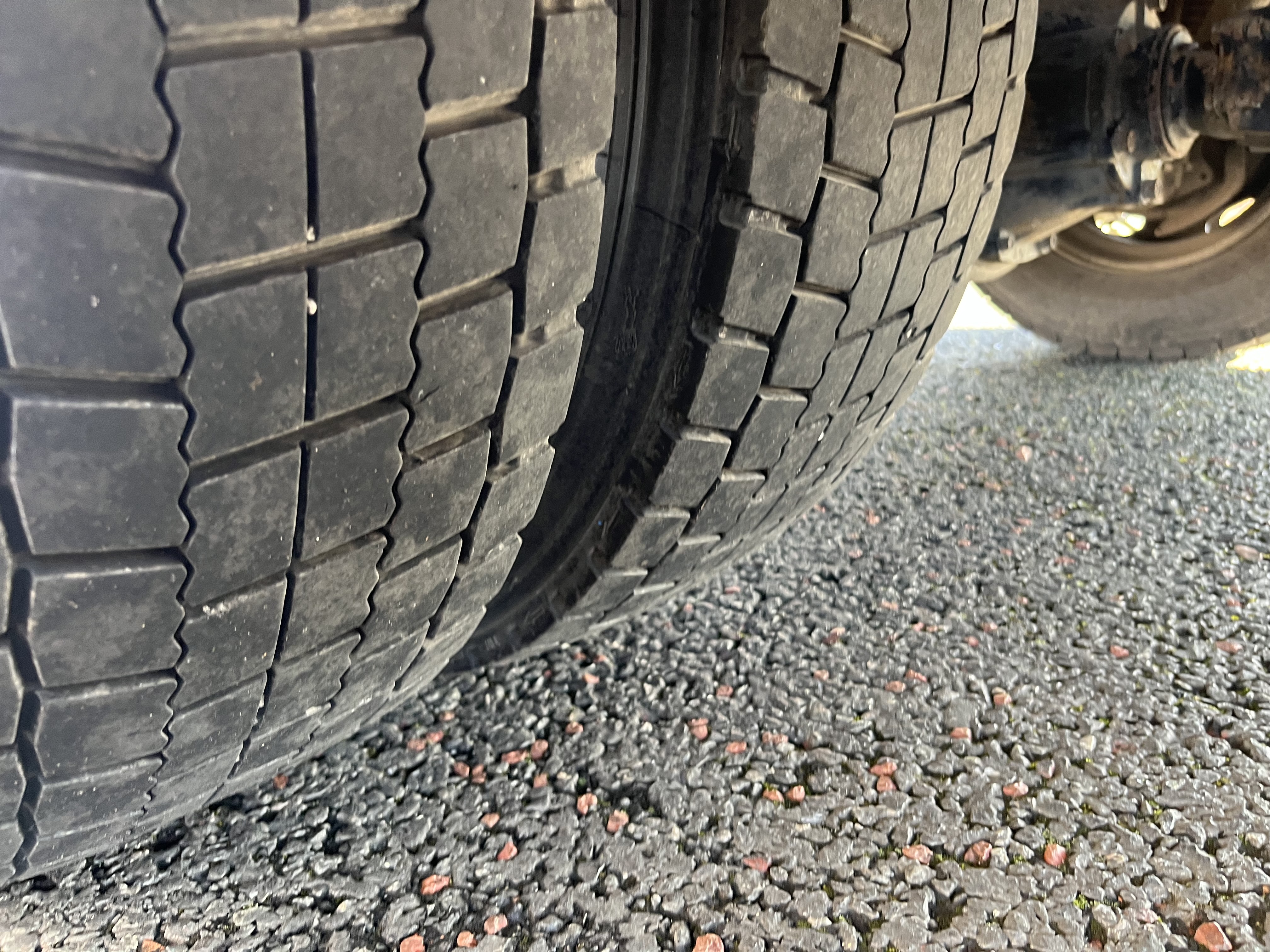 2019 ISUZU 7.5 ton drop side with tail lift 