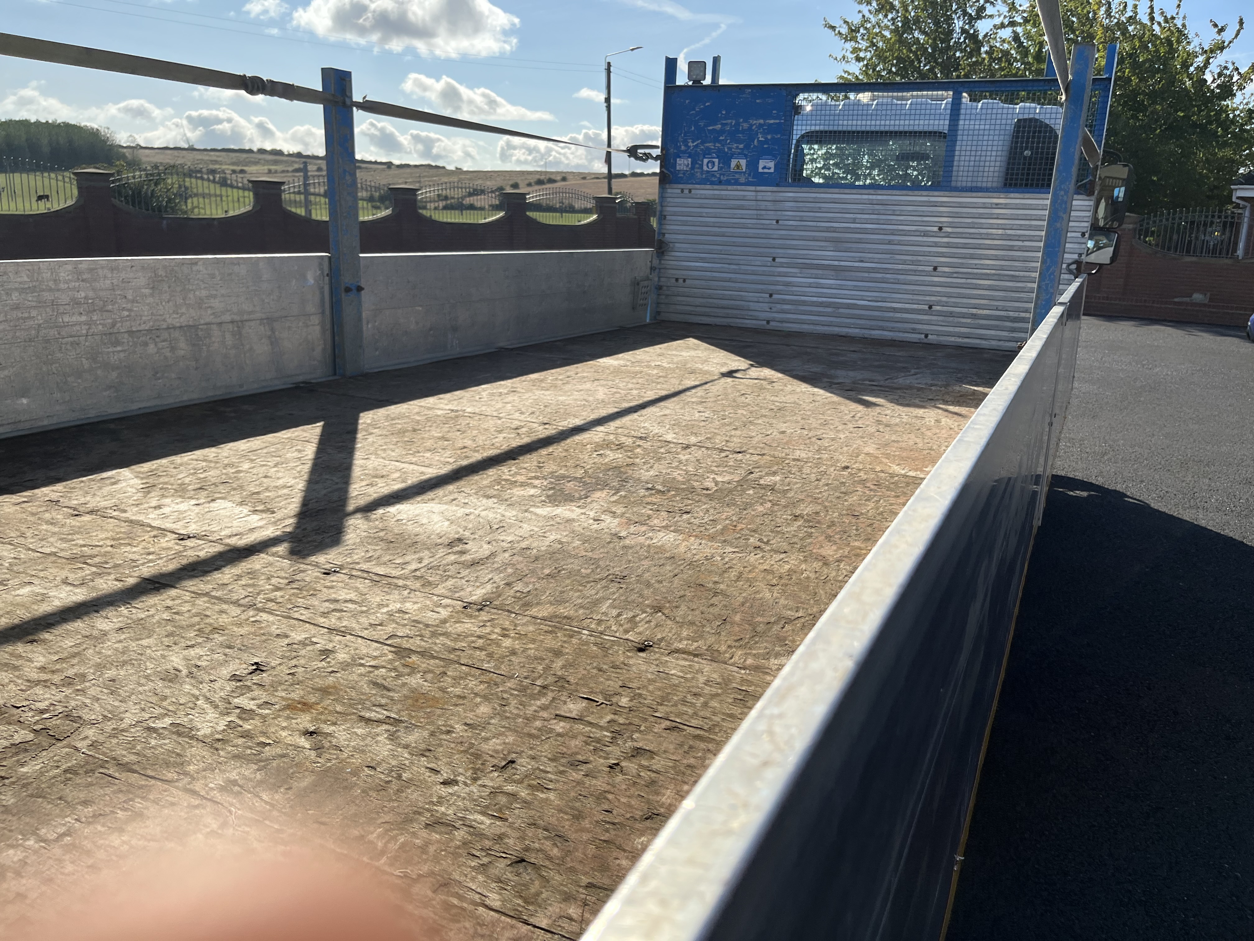 2019 ISUZU 7.5 ton drop side with tail lift 