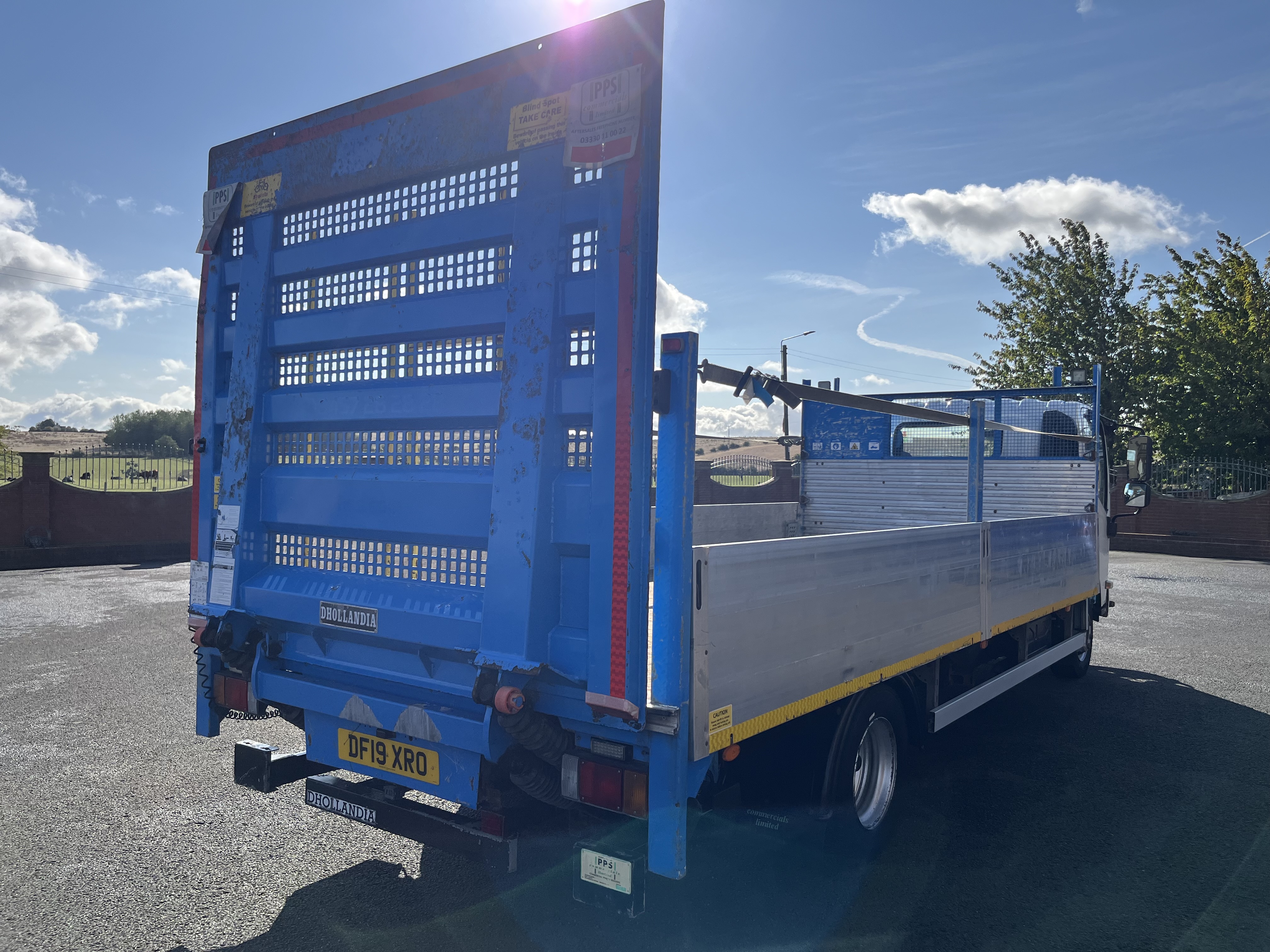2019 ISUZU 7.5 ton drop side with tail lift 