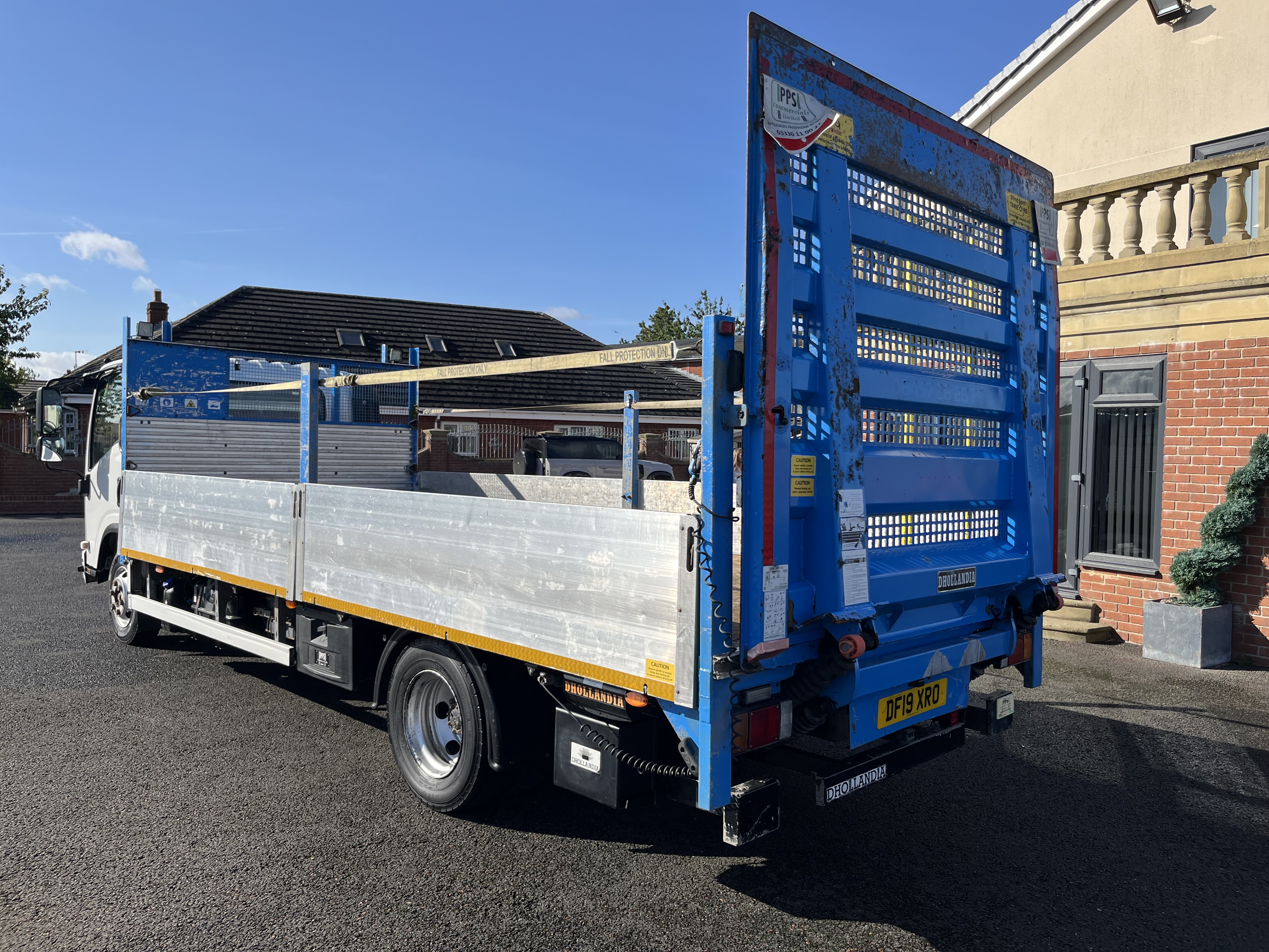 2019 ISUZU 7.5 ton drop side with tail lift 