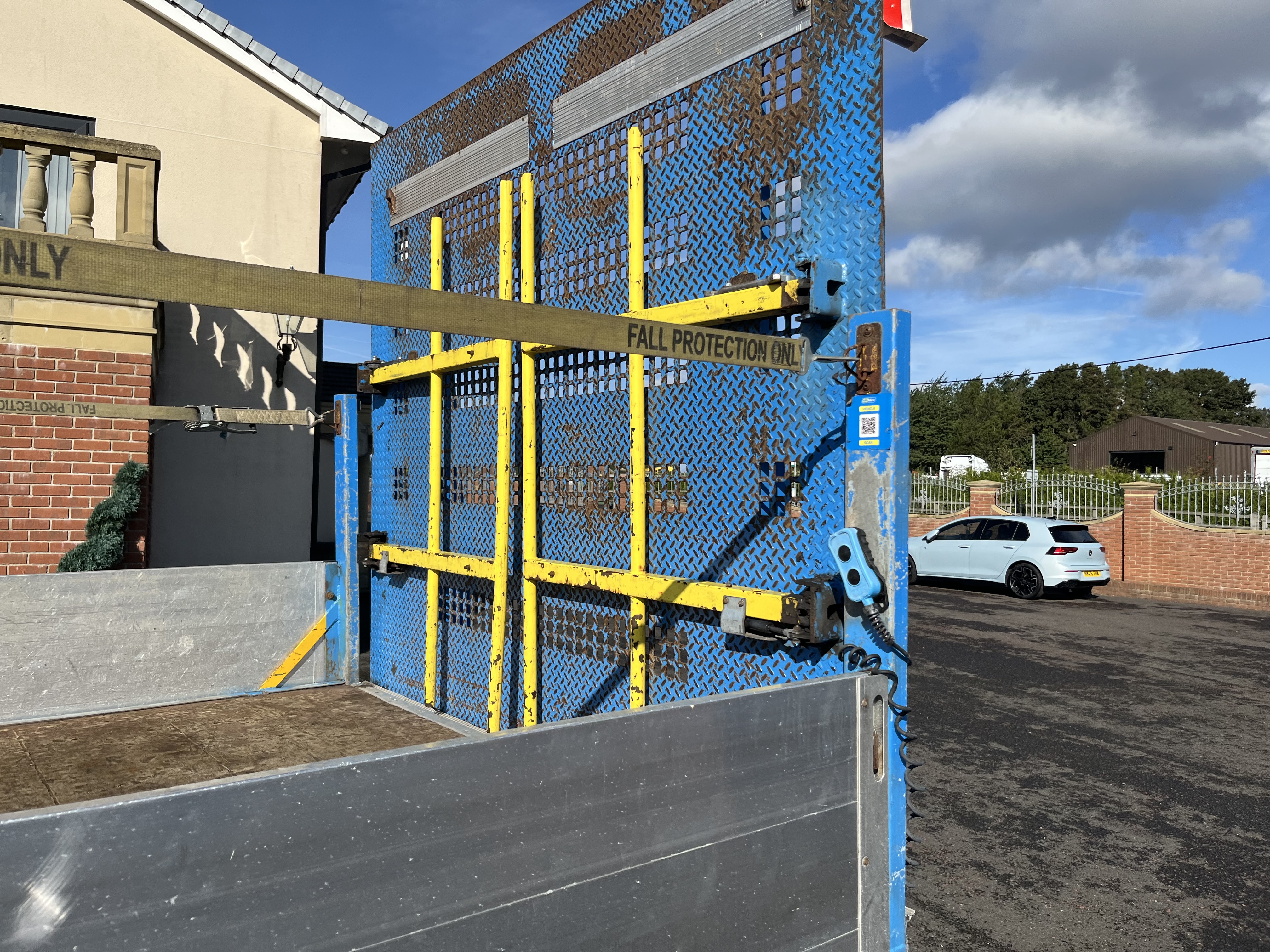 2019 ISUZU 7.5 ton drop side with tail lift 