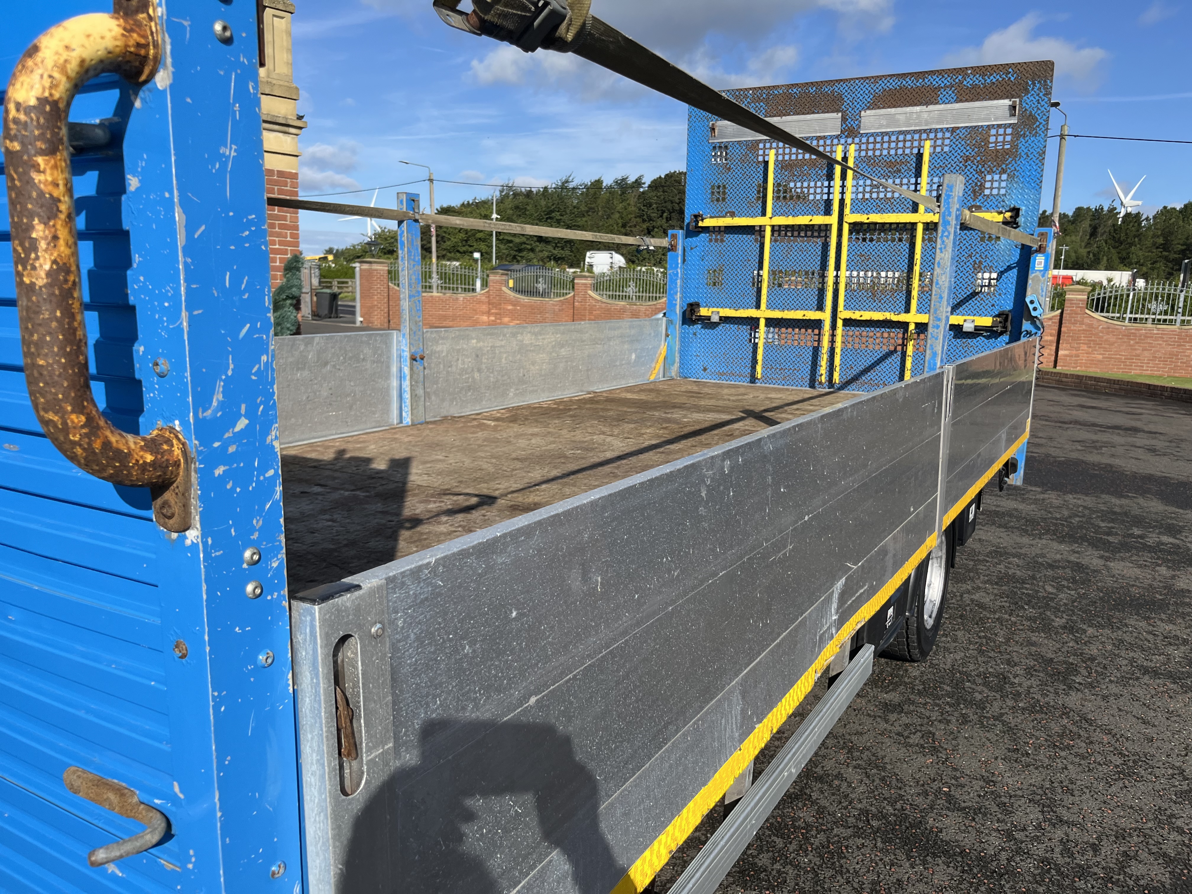 2019 ISUZU 7.5 ton drop side with tail lift 