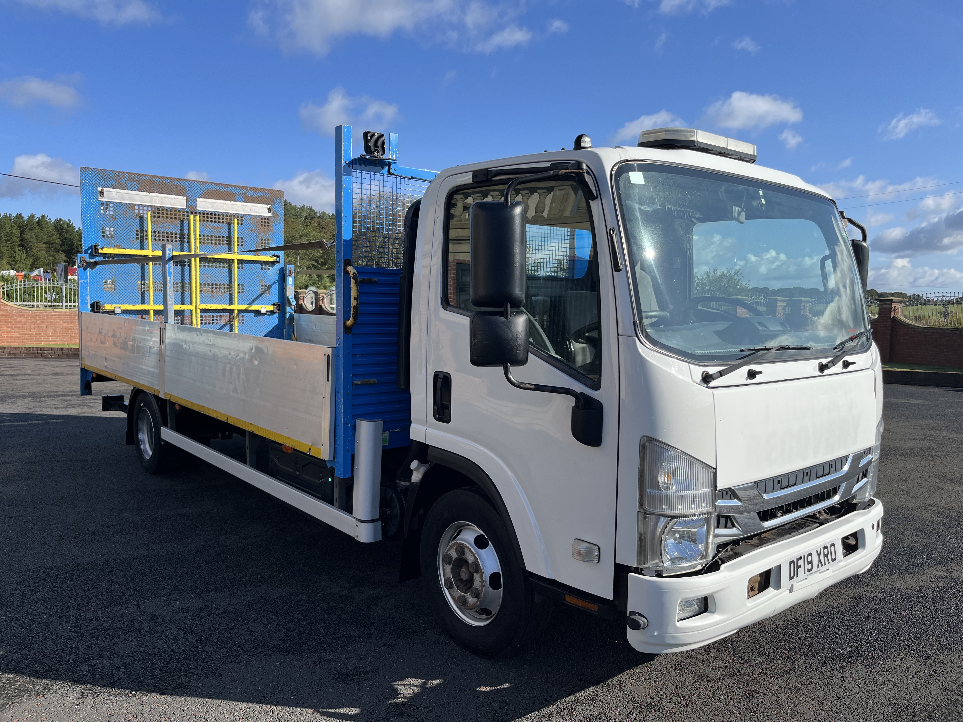 2019 ISUZU 7.5 ton drop side with tail lift 