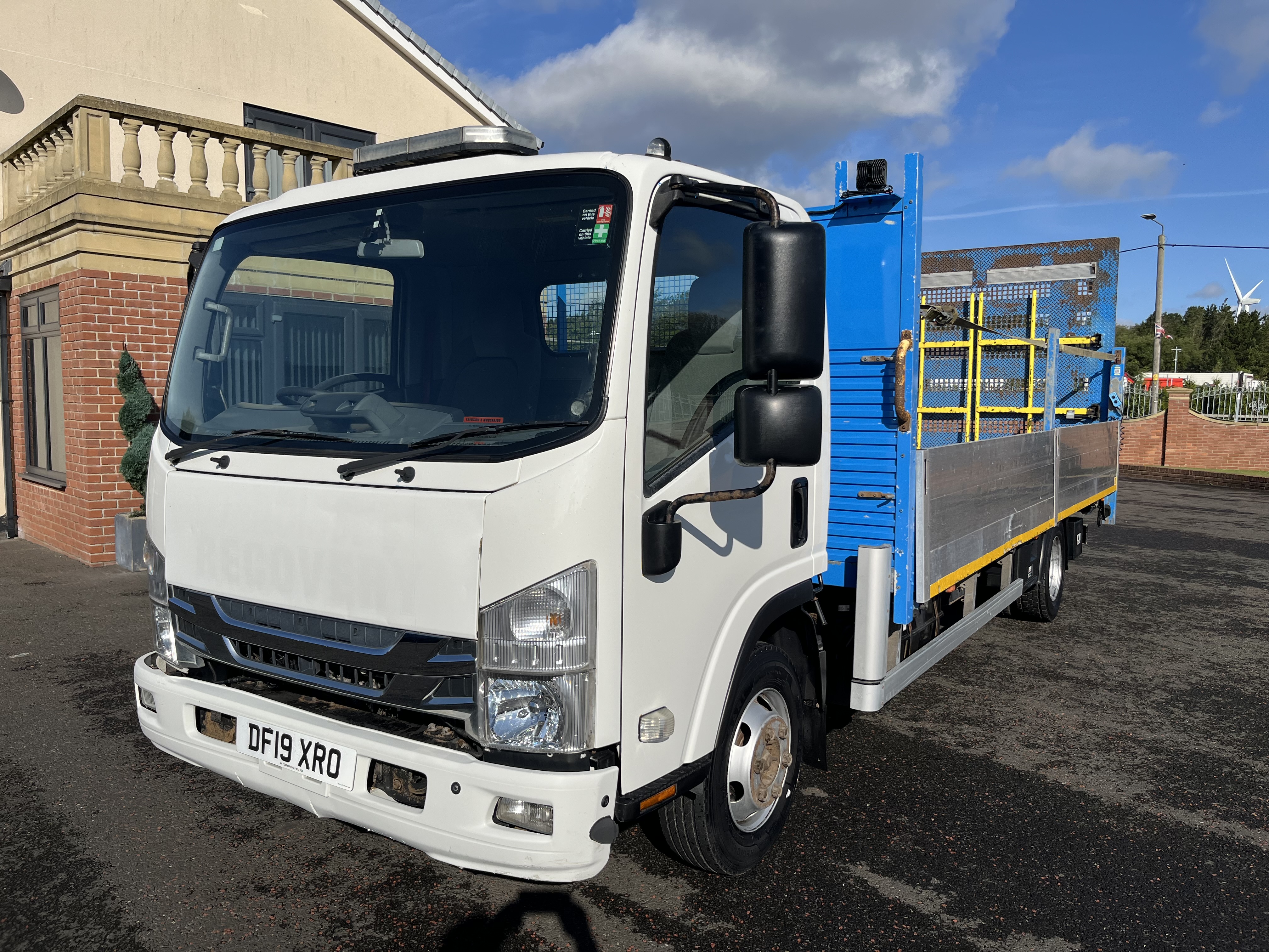 2019 ISUZU 7.5 ton drop side with tail lift 