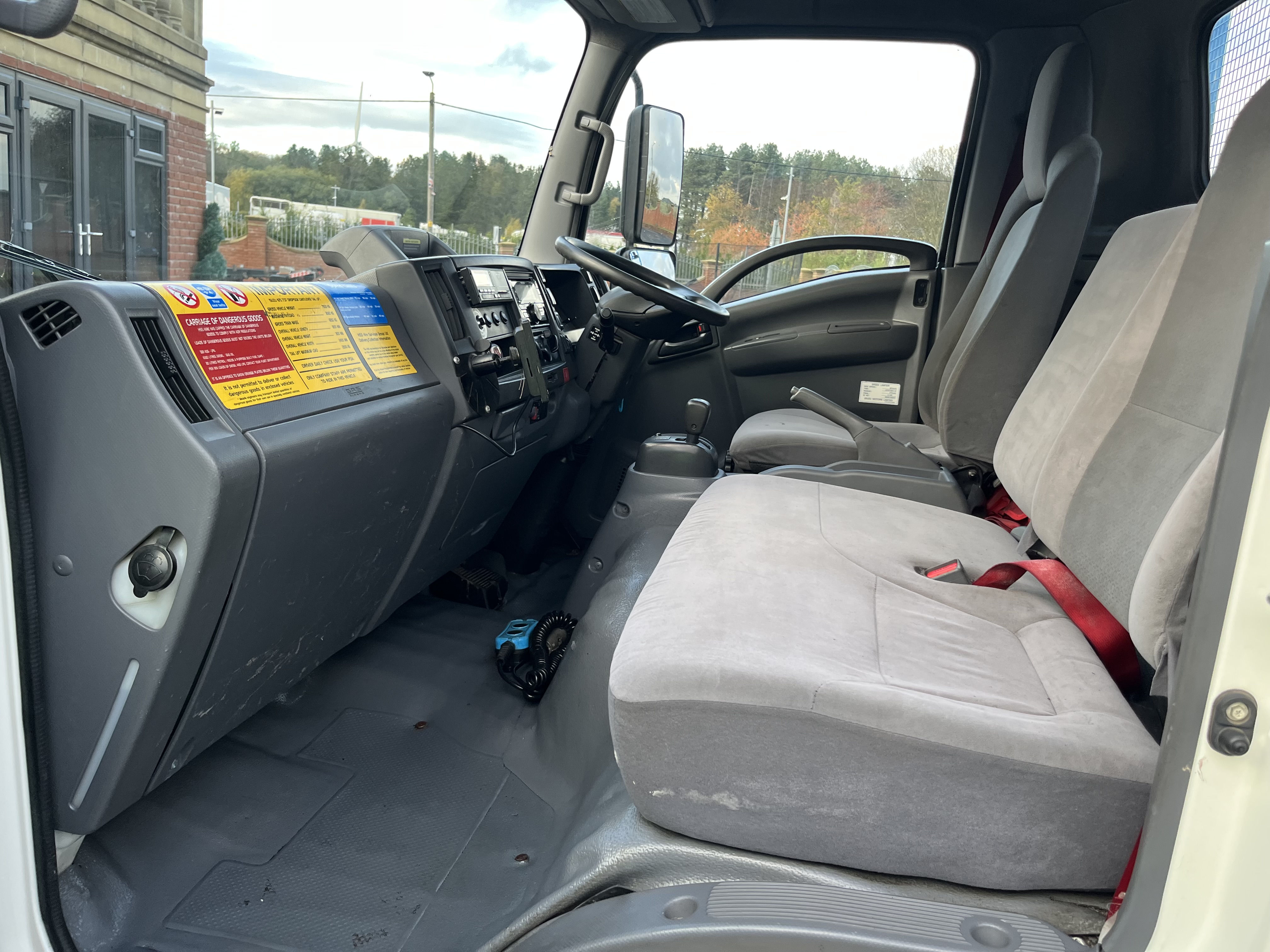 2019 Isuzu 7.5 ton alloy drop side with large tail lift