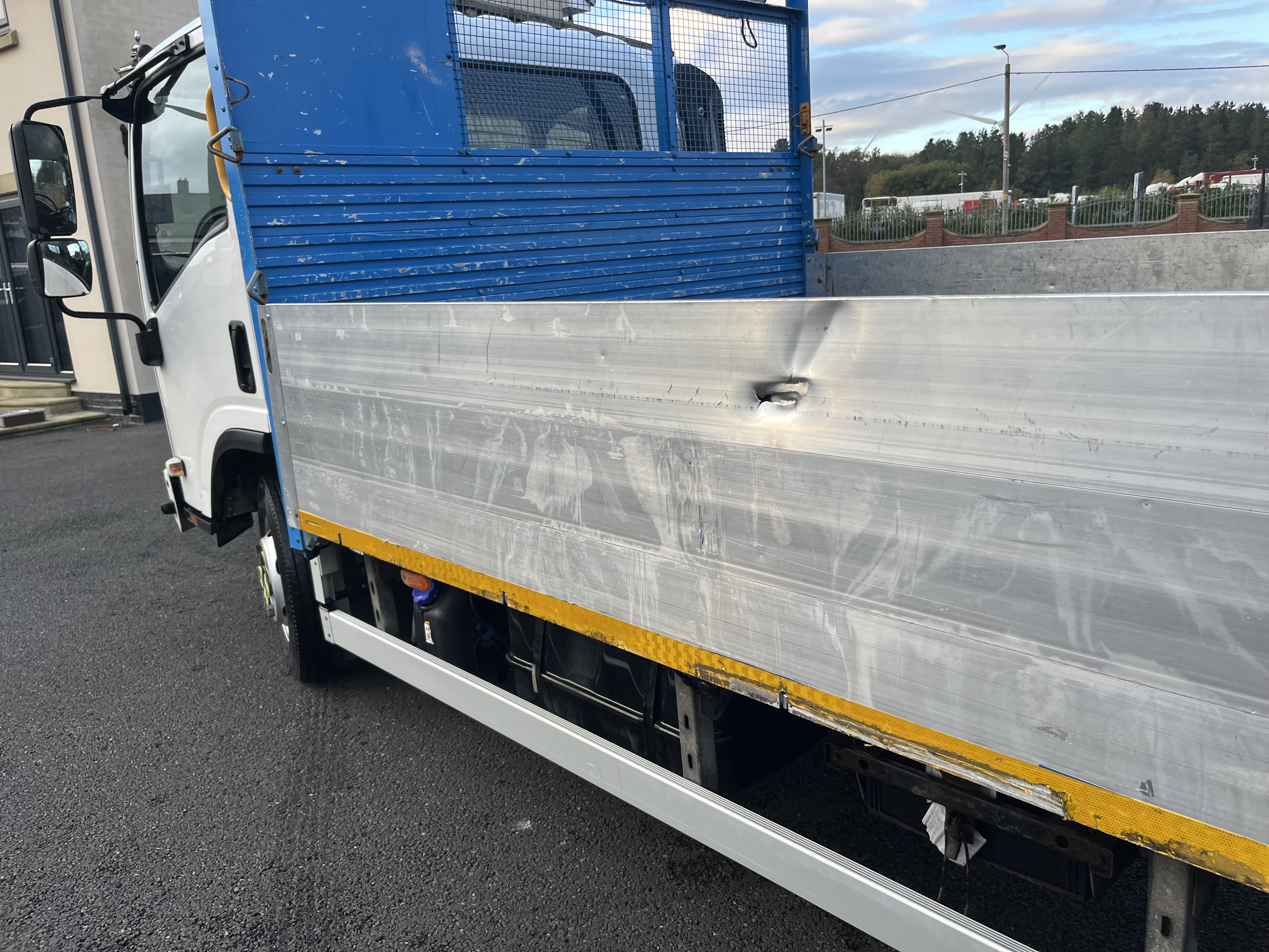 2019 Isuzu 7.5 ton alloy drop side with large tail lift