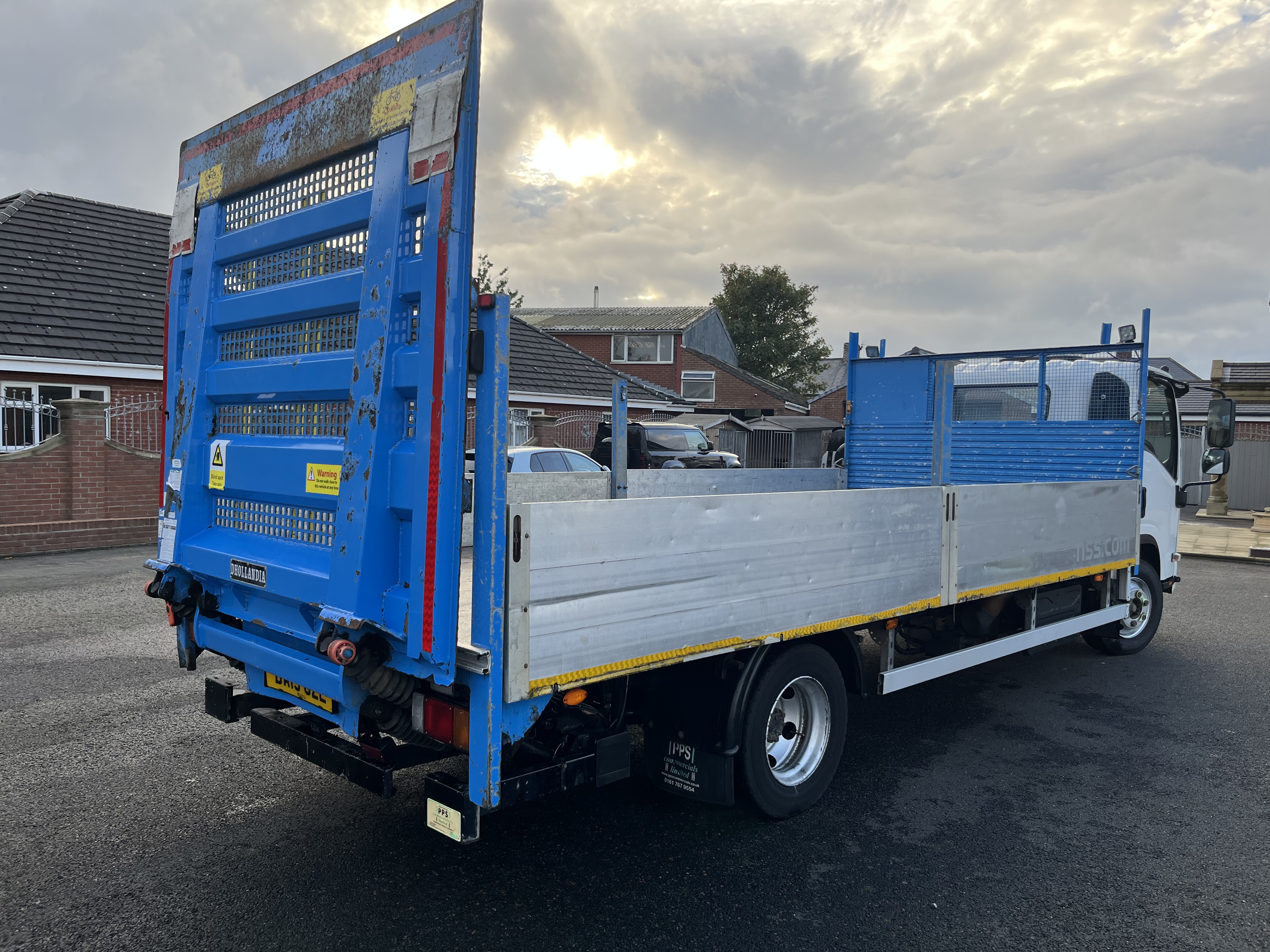 2019 Isuzu 7.5 ton alloy drop side with large tail lift