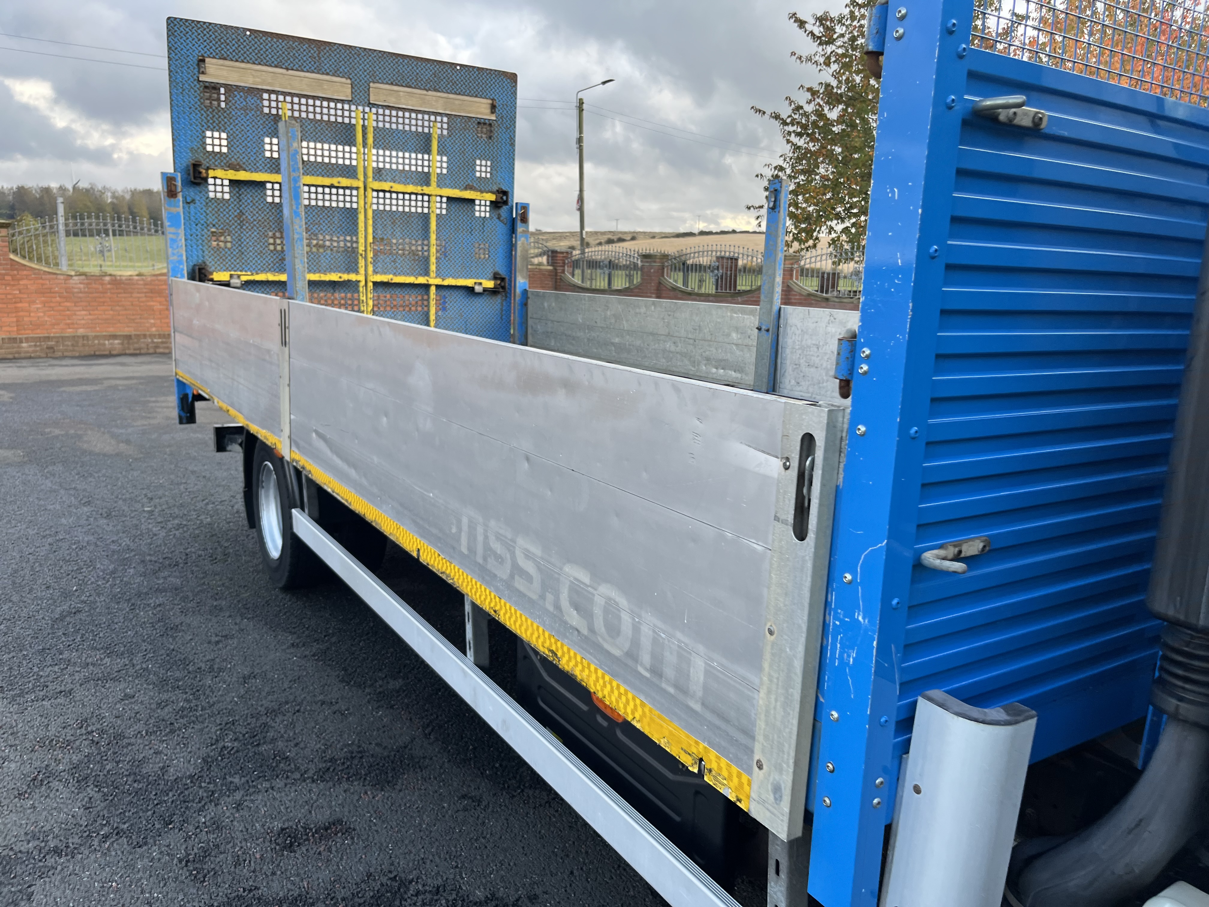 2019 Isuzu 7.5 ton alloy drop side with large tail lift