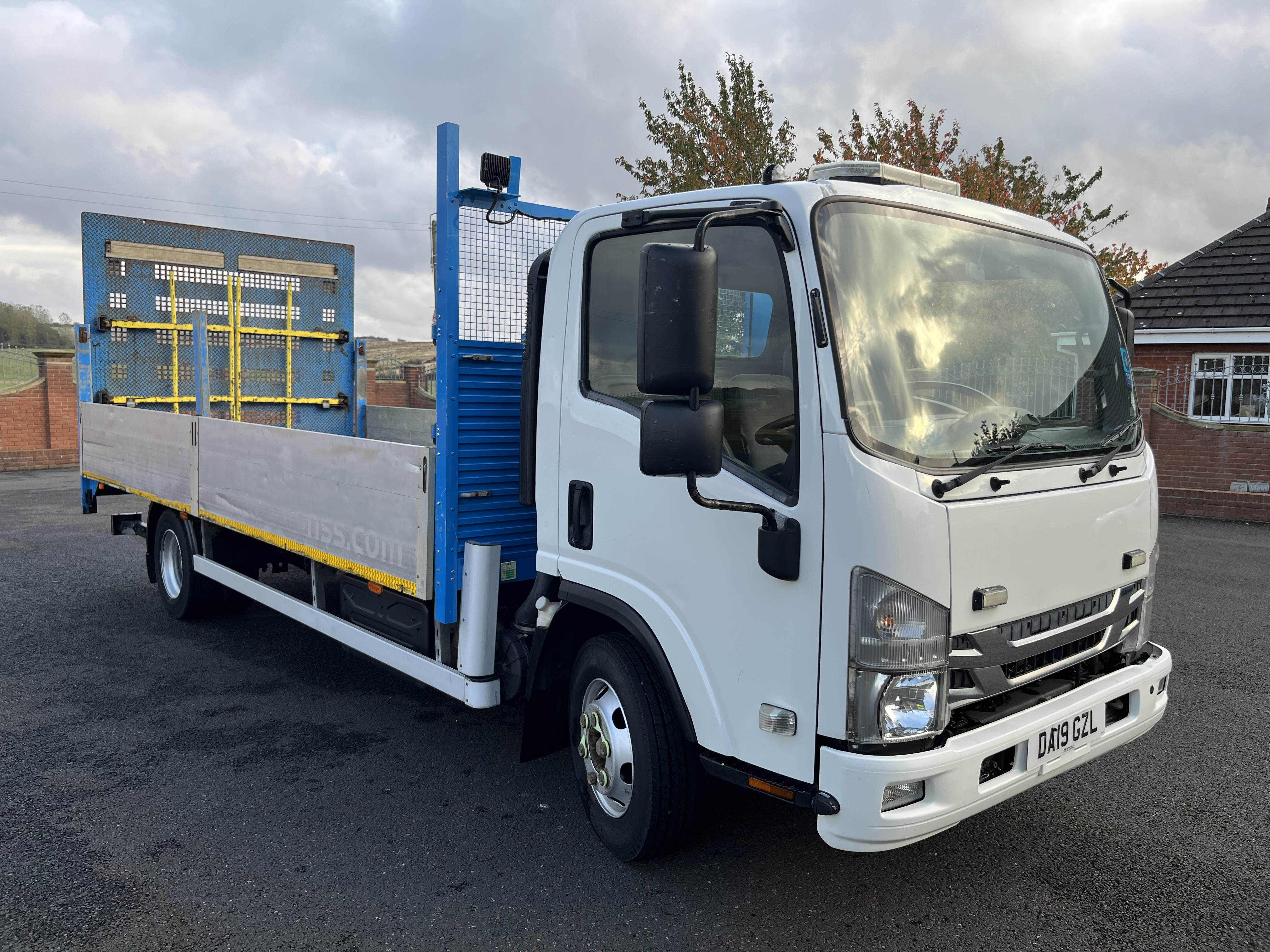 2019 Isuzu 7.5 ton alloy drop side with large tail lift